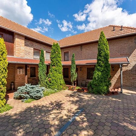 Varazsko Apartman Gyula Bagian luar foto