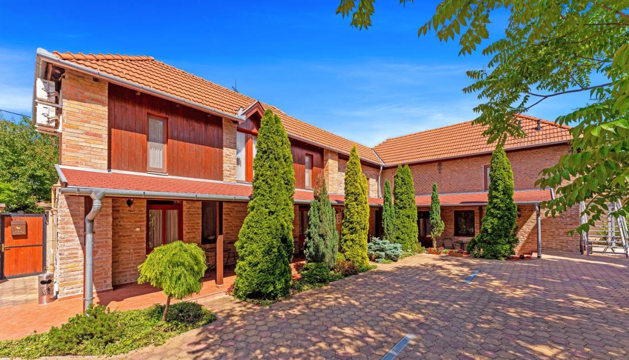 Varazsko Apartman Gyula Bagian luar foto